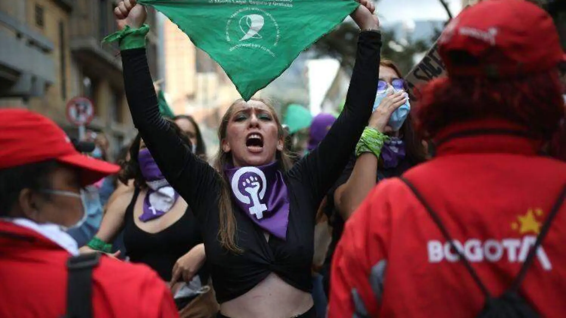 Activistas chocan tras posible despenalización del aborto